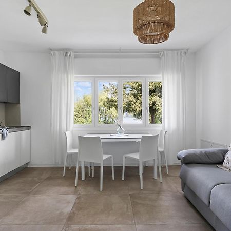 Casa Al Lago: Spacious Lakefront Villa with Garden Calceranica al Lago Exterior photo