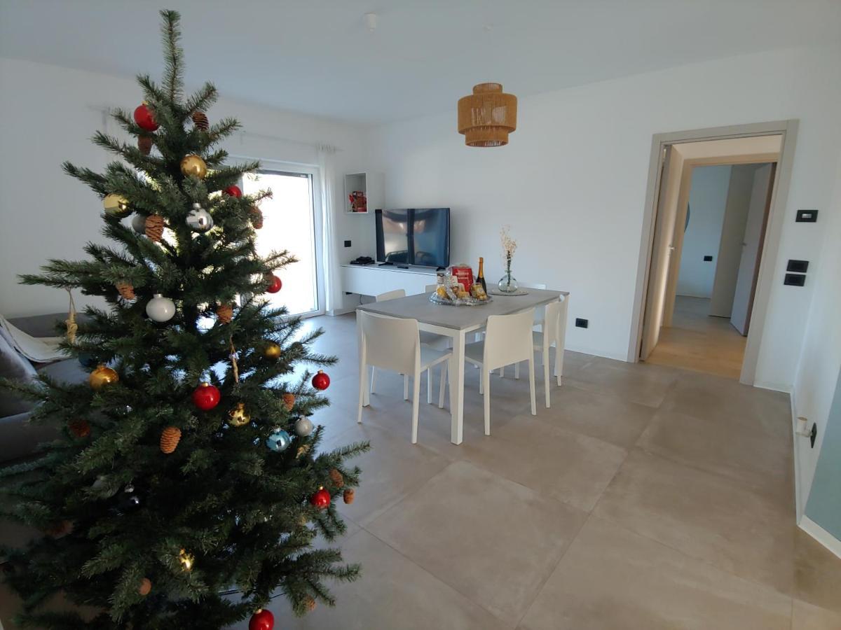 Casa Al Lago: Spacious Lakefront Villa with Garden Calceranica al Lago Exterior photo