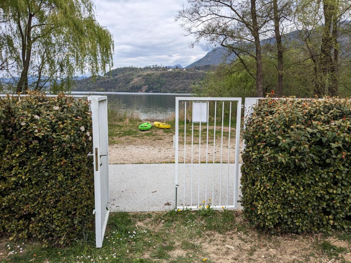 Casa Al Lago: Spacious Lakefront Villa with Garden Calceranica al Lago Exterior photo
