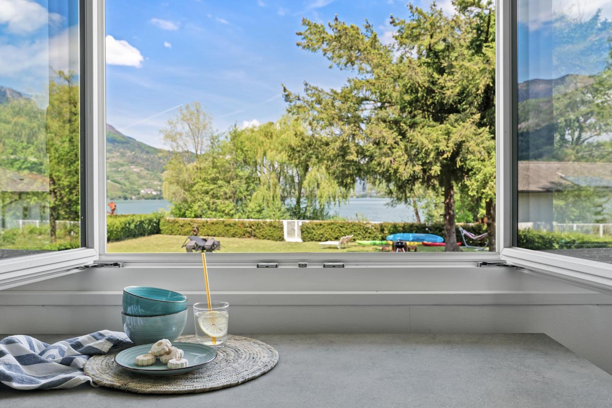 Casa Al Lago: Spacious Lakefront Villa with Garden Calceranica al Lago Exterior photo