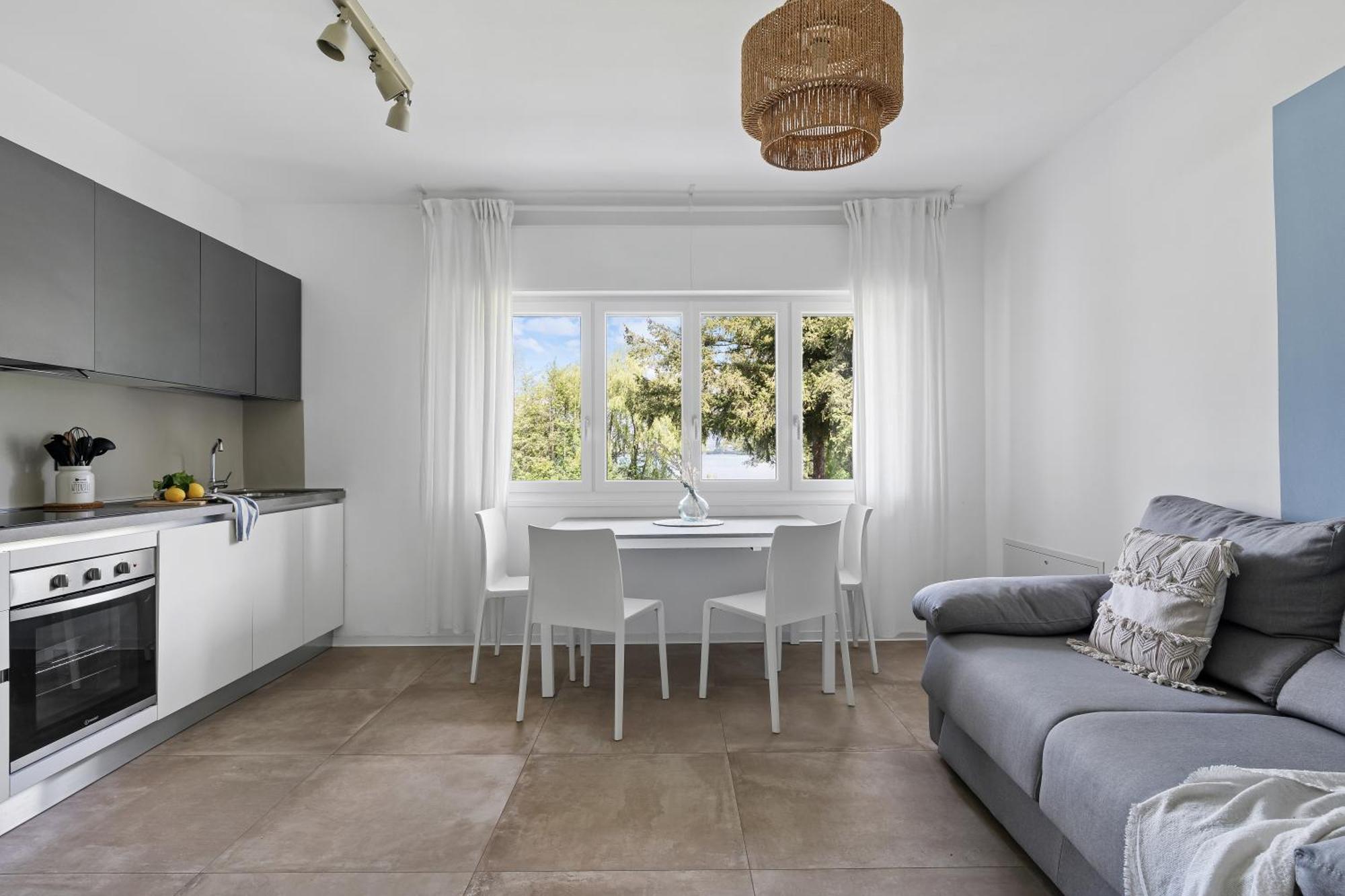 Casa Al Lago: Spacious Lakefront Villa with Garden Calceranica al Lago Exterior photo