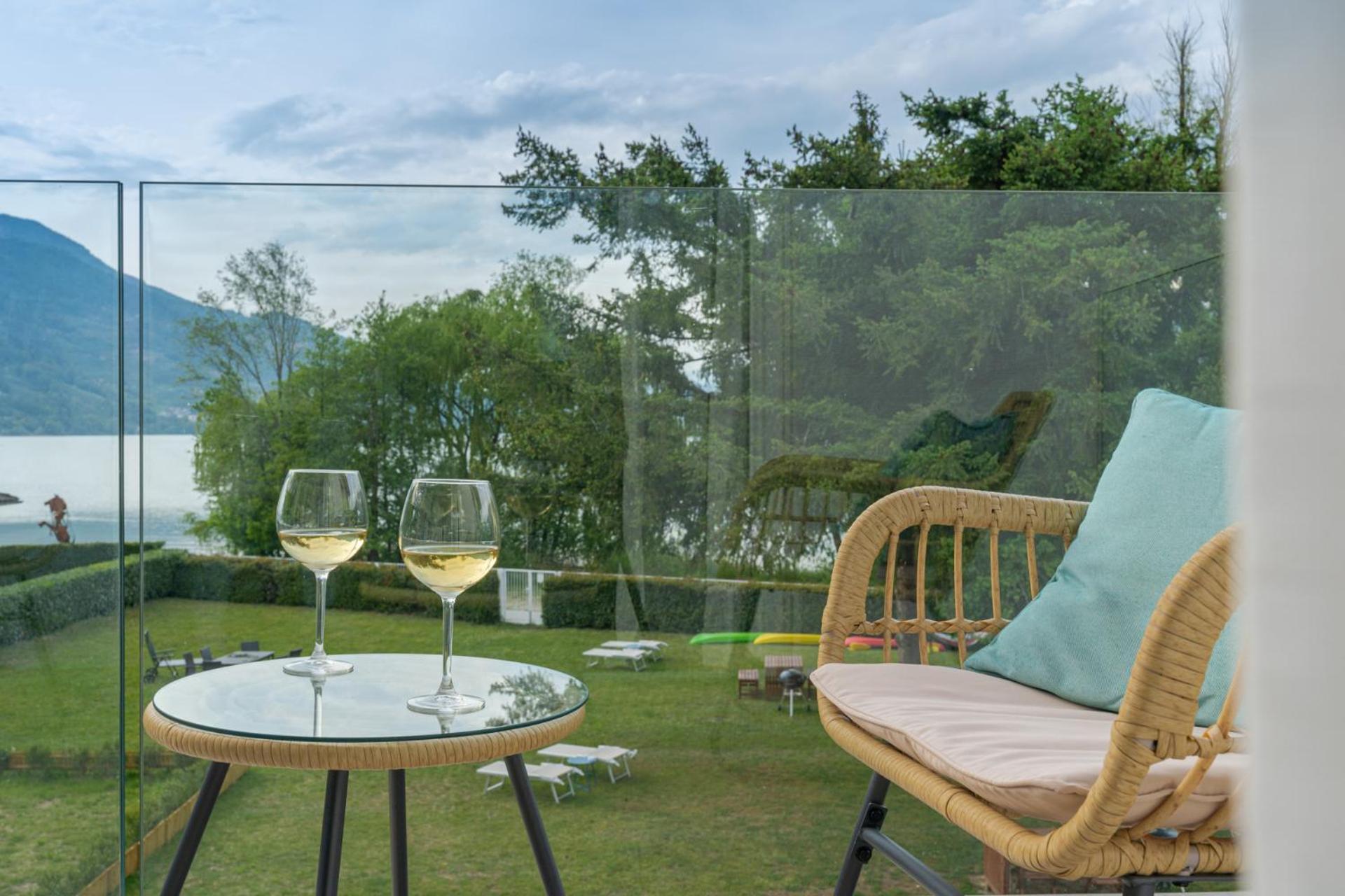 Casa Al Lago: Spacious Lakefront Villa with Garden Calceranica al Lago Exterior photo