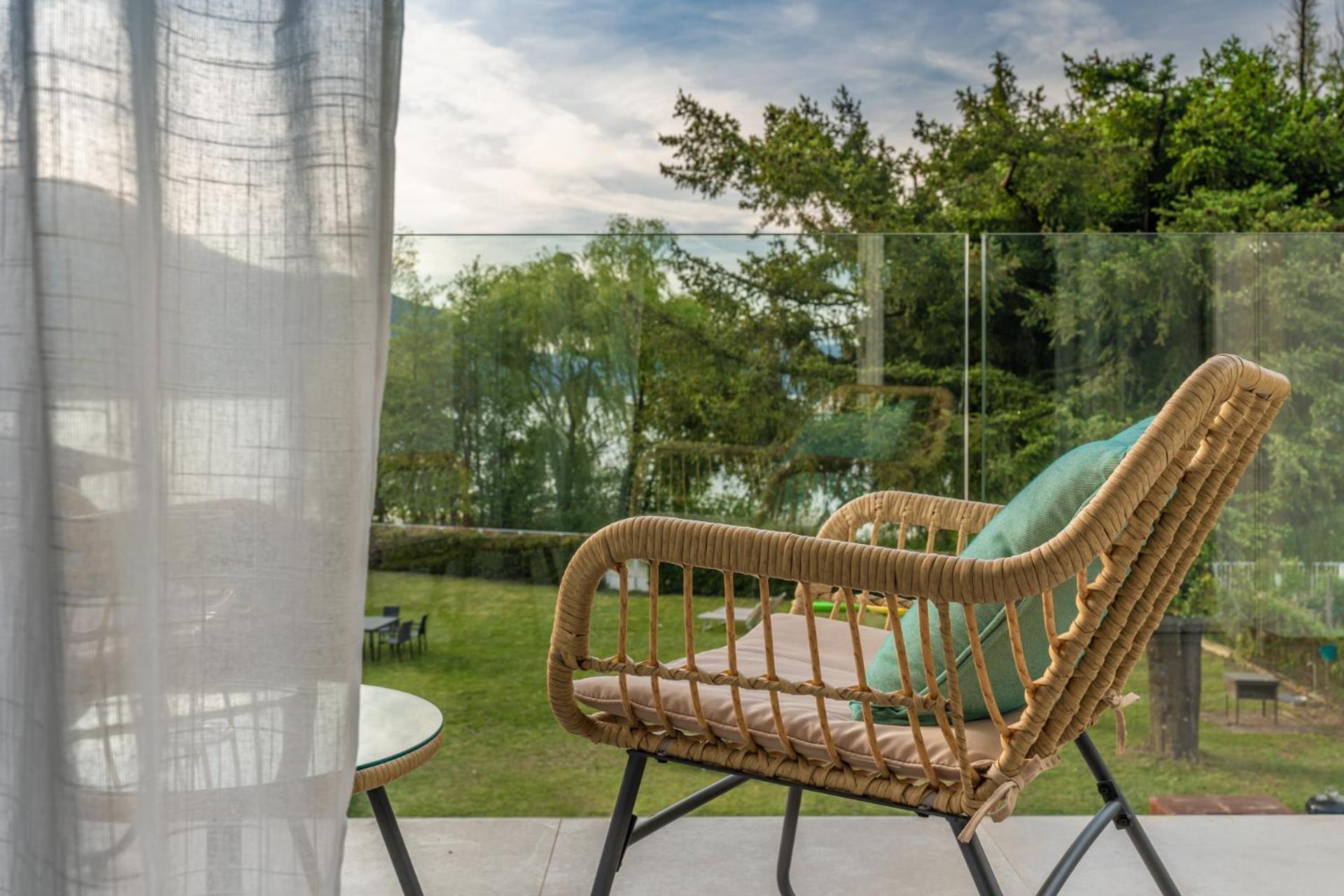 Casa Al Lago: Spacious Lakefront Villa with Garden Calceranica al Lago Exterior photo