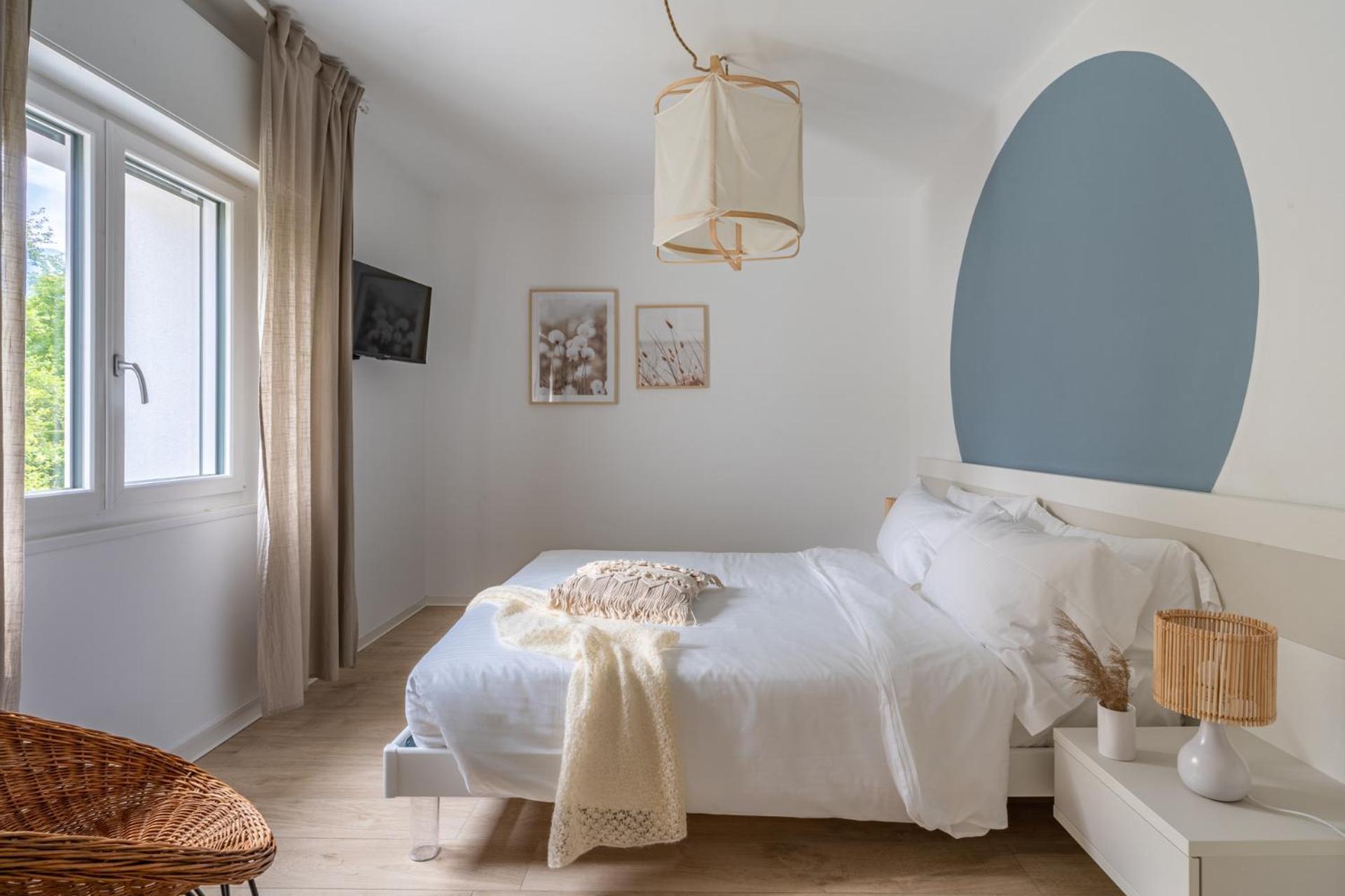 Casa Al Lago: Spacious Lakefront Villa with Garden Calceranica al Lago Exterior photo